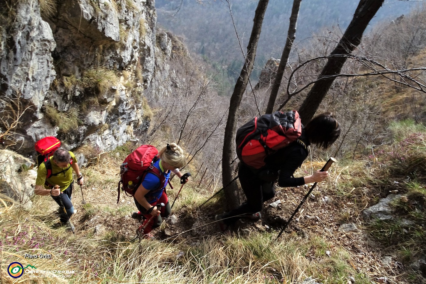 02 Salendo il ripido sentiero 'Passo Lumaca'.JPG